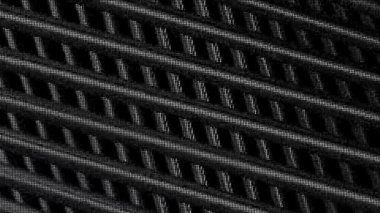 Siyah arka plan. Hareket. Gri çizgiler 3 boyutlu soyutlamalar. Binalar gibi yapılıyorlar ve farklı yönlere hareket ediyorlar..