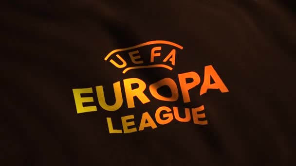 En flagga från UEFA Europa League. Rörelse. Närbild av en abstrakt viftande flagga, begreppet sport. För redaktionellt bruk. — Stockvideo
