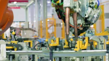 Robot mekanizması, modern fabrikadaki endüstriyel robot iin hareketi. Sahne. Ağır sanayi ve makine kavramı.