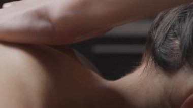 Yağlı masaj rahatlatıcı. Başla. Spa 'da rahatlamak için masaj. Rahatlamak için yağlı yumuşak masör hareketleri.