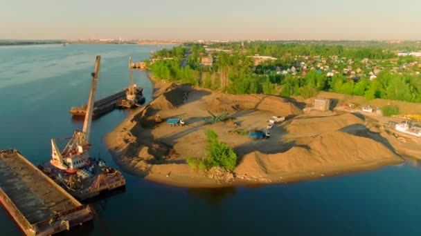 Drónrepülés a homok és kavics bányászat felett egy napos nyári napon a folyó közelében. Jelenet. A nehézipar és a gépek fogalma. — Stock videók