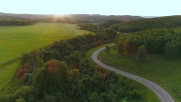 Flight over the serpentine in the mountains on a sunny summer day. Scene. Aerial view of amazing natural landscape. — Stock Video