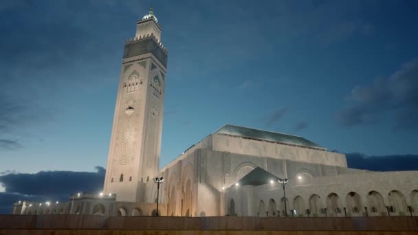 Prachtig plein met moskee en minaret op zonsondergang hemel achtergrond. Actie. Begrip religie en architectuur. — Stockvideo