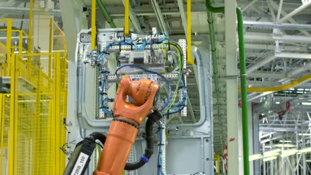 Robotmechanisme, industriële robot in beweging in de moderne fabriek. Plaats delict. Begrip zware industrie en machines. — Stockvideo