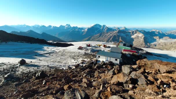 Vue depuis le sommet de la colline sur l'abri de l'expédition arctique avec l'effet de décalage temporel. Clip. Petit camp de scientifiques en montagne. — Video