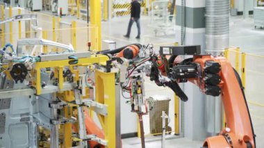 Moskova - Rusya, 05.05.2022: modern fabrikada çalışan robotik kol. Sahne. Makine ve endüstriyel geçmişi olan bir atölyenin içine bak.