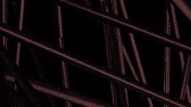 Üç boyutlu çizgiler siyah arkaplanda uzayda hareket eder. Hareket. Hareket eden üç boyutlu çizgilerin gürültüsüyle geçmişe dönük görüntü. Borular veya kirişler bilgisayar alanında düzensizce hareket eder