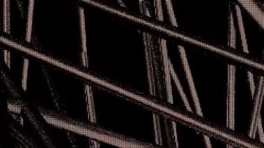 Siyah zemin üzerinde yavaşça hareket eden üç boyutlu ekran efekti, kusursuz döngü. Hareket. Koyu ekran üzerinde arıza efekti.