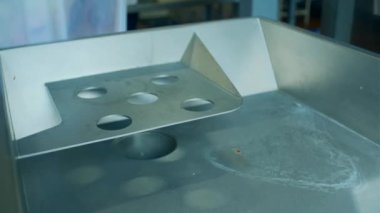 Modern kıymalı et üretimi. Alkış. Fabrikadaki paslanmaz kaseye büyük bir parça et koymak, yemek konsepti..