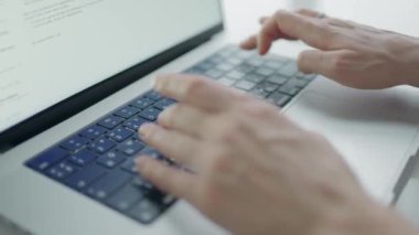 Dizüstü bilgisayarda yazı yazan ellere yakın çekim. Başla. Dizüstü bilgisayarda güzel el yazısı var. Yazan ya da serbest çalışan dizüstü bilgisayarda yazıyor