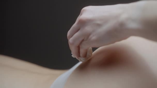 Жіночі масажні руки застосовують натуральний скраб і масажні сідниці. Дія. Маска для відлущування краси. Розкішне лікування в SPA салоні. — стокове відео
