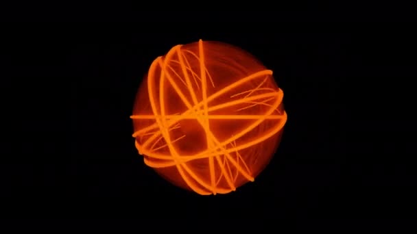 科学的なエネルギー球はアニメーション,シームレスなループを鳴らします. デザイン. 黒い背景に隔離された火やエネルギーボールの周りを移動する抽象的なリング. — ストック動画
