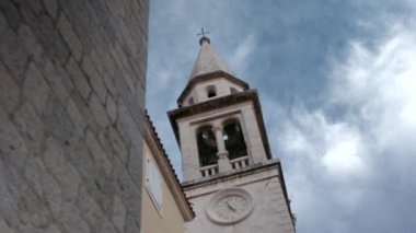 Bulutlu mavi bir arka planda çanı olan bir kule manzarası. Yaratıcı. Mimarlık kavramı, eski tarihi yapı..