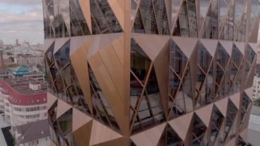 Mimarlık kavramı. Stok görüntüleri. Rusya, Ekaterinburg, camdan elementlerle kahverengi renkli alışılmadık bir gökdelenin havadan görünüşü.