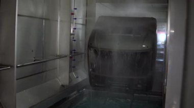 Kamyon üretim fabrikasındaki bir atölyenin içine bak. Sahne. Metal kamyon gövdesini otomatik olarak özel bir çözeltiye koyar.