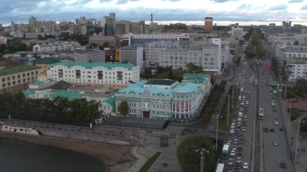 Embankment of the central pond and Plotinka, the historic center of the Yekaterinburg city, Russia. Stock footage. Aerial view of a summer city streets and buildings. — Stock Video