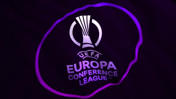 Nahaufnahme eines abstrakten Emblems der UEFA Europa Conference League. Bewegung. Wellen realistischen Hintergrund, nahtlose Schleife. Nur für redaktionelle Zwecke. — Stockvideo