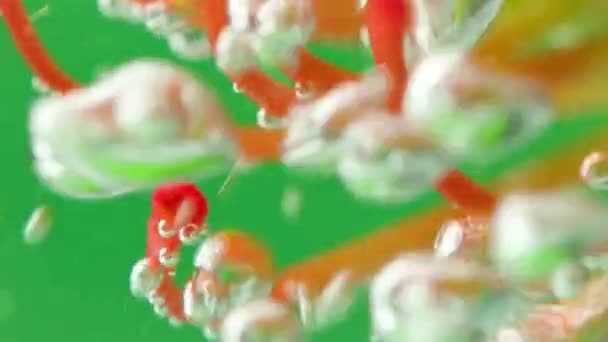 Podwodny widok kwitnącego kwiatu do wody z pęcherzykami powietrza. Materiał filmowy. Podwodne zbliżenie widok żółty i pomarańczowy kwiat pływające w wodzie. — Wideo stockowe