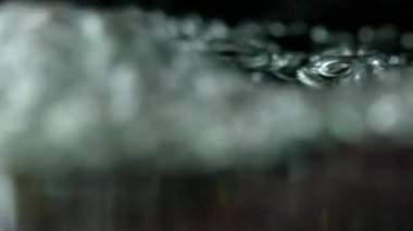 Yüzen su. Görüntüler. Kameraya doğru yüzen temiz su.