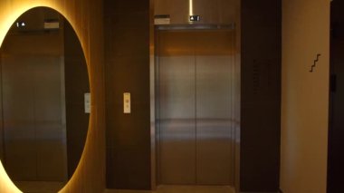 Konut kompleksinde modern stil lobisi. Stok görüntüleri. Şık konut kompleksinin iç tasarımı. Konut kompleksinde modern pahalı lobi