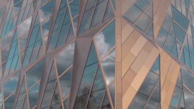 Rusya, Yekaterinburg - 13 Mayıs 2022: Ofis binasının modern mimarisinin üst görüşü. Stok görüntüleri. Modern binanın mimarisinin şık tasarımına sahip cam pencereler. Rus karargahı.