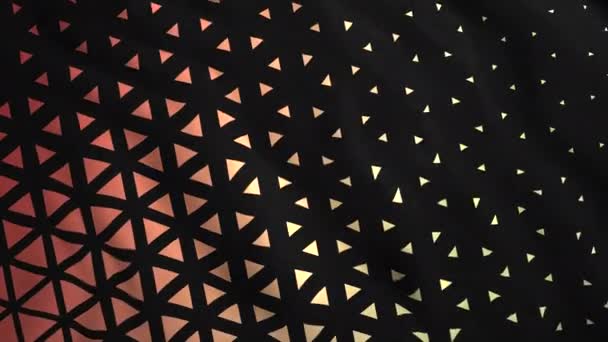 Animierte 3D-Wellenstoff-Textur mit orangen und schwarzen Streifen und Dreiecken, nahtlose Schlaufe. Bewegung. Glatte Oberfläche aus Seidentüchern mit Wellen und Falten im Gewebe. — Stockvideo