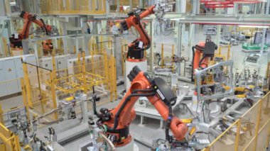 Rusya, Moskova - 7 Mayıs 2022. Çalışan ve hareket eden büyük robotlar sergisi.
