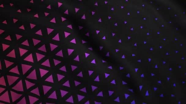 Κυματιστό μεταξένιο μαλακό ύφασμα με ροζ τρίγωνα σε μαύρο φόντο, χωρίς ραφή βρόχο. Κίνηση. Ύφασμα Rippling με γεωμετρικό σχέδιο. — Αρχείο Βίντεο