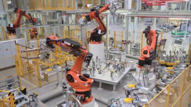 Rusya, Moskova - 7 Mayıs 2022. Çalışan ve hareket eden büyük robotlar sergisi.