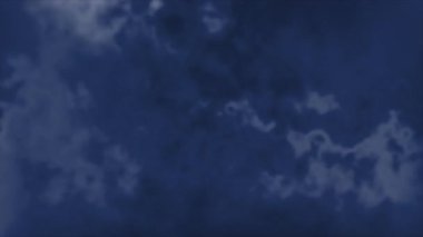 Soyut karanlık gece gökyüzü ve gök gürültülü fırtına, kara kümülonimbus bulutları arasında uçuyor. Hareket. Yıldırımlarla parlayan bulutlar.