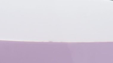 Suyun altında bir buket çiçek. Stok görüntüleri. Çiçek dalları berrak sularda. İzole edilmiş arka planda berrak suda bir buket çiçek.