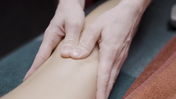 Впритул професійний масаж ніг у спа-салоні. Дія. Розслаблююча процедура, концепція охорони здоров'я. — стокове відео
