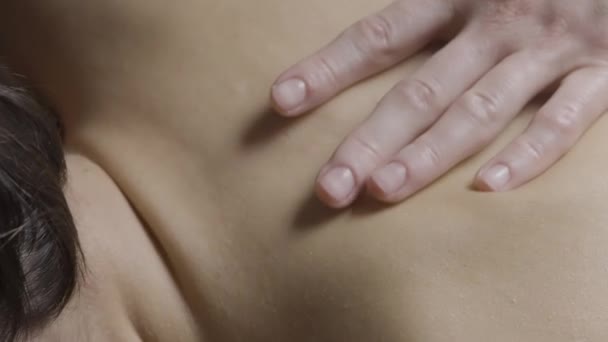 Close-up van professionele masseuse masseren rug en schouders van een vrouwelijke klant. Actie. concept van spa ontspannende wellness. — Stockvideo