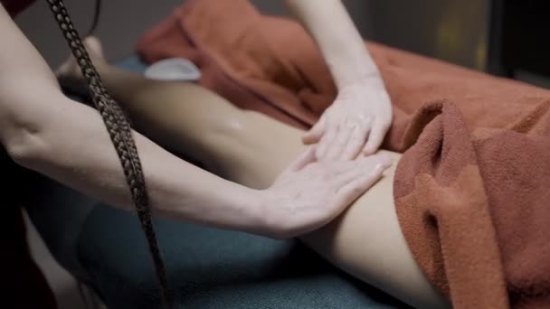 Крупним планом масаж ніг. Дія. Професійний масаж ніг для відпочинку в спа. Спа-день в салоні з розслабляючим масажем — стокове відео