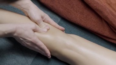 Masör bacakları için yakın plan. Başla. Spa 'da rahatlamak için profesyonel ayak masajı. Salonda rahatlatıcı masajla spa günü