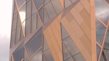 Rusya, Yekaterinburg, Dronag.Tock görüntüsü. Şehir merkezinde bulunan güzel turuncu şeffaf ofis..