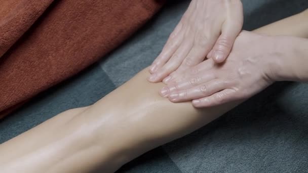 Nahaufnahme einer professionellen Beinmassage im Wellness-Salon. Handeln. Entspannungsverfahren, Konzept der Gesundheitsfürsorge. — Stockvideo