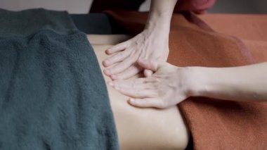 Yakın plan sırt masajı. Başla. Spa 'da rahatlamak için profesyonel sırt masajı. Yorucu bir günün ardından rahatlatıcı masaj.