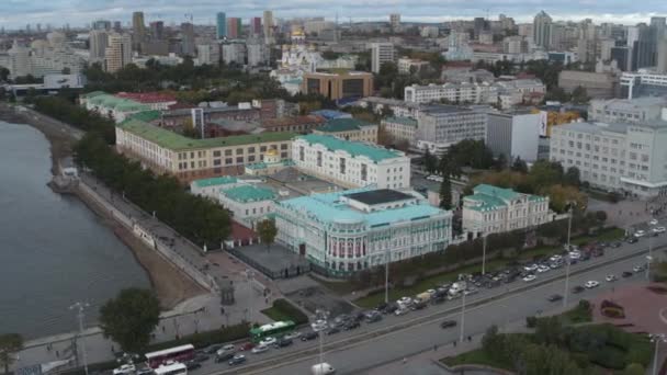 Una hermosa gran ciudad desde una vista de pájaro. La brillante ciudad de Ekaterimburgo, el centro de la ciudad con edificios de gran altura, un río y grandes casas. — Vídeo de stock