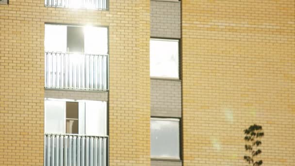 Une grande nouvelle bâtisse.Stock footage.Une maison en brique jaune avec balcons et fenêtres qui est tourné de haut en bas. — Video