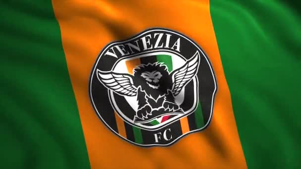 Σημαία ποδοσφαιρικού συλλόγου Βενετίας με έμβλημα. Κίνηση. Fluttering πολύχρωμη σημαία της ιταλικής ποδοσφαιρικής ομάδας με λογότυπο, αδιάλειπτη βρόχο. Μόνο για εκδοτική χρήση. — Αρχείο Βίντεο