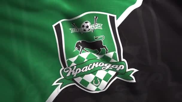 Üzerinde Krasnodar futbol kulübü logosu olan bayrak sallıyor. Hareket. FC Krasnodar, Rus profesyonel futbol kulübüdür. Sadece yazı işleri için.. — Stok video