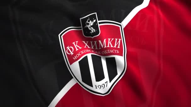 Drapeau d'ondulation réaliste FC Khimki, boucle transparente. Motion. Gros plan du drapeau rouge et noir d'un club de football russe. À usage rédactionnel seulement. — Video