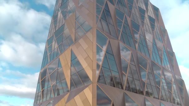 Janelas de edifícios de escritórios e vista aérea do edifício do arranha-céu. Imagens de stock. Fachada de vidro de bronze edifício alto. — Vídeo de Stock
