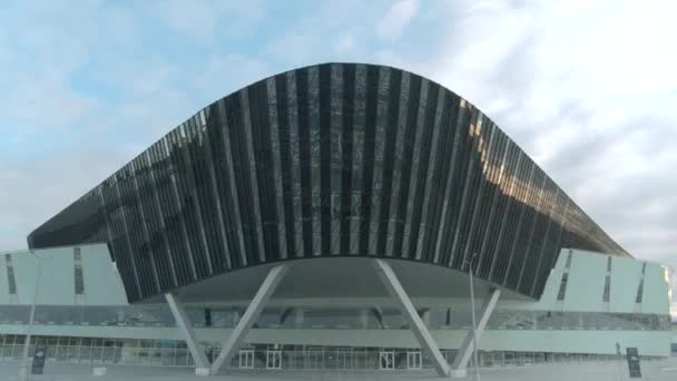 Росія, Єкатеринбург - 18 травня 2022 року: Єкатеринбург ЕКСПО величезна сучасна будівля для виставок, концертів, конференцій з порожньою автостоянкою. Стокові кадри. Концепція сучасних технологій і — стокове відео