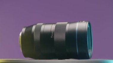  ALMANY, BERLİN - 21 Mart 2022: geniş açı mercek. Aksiyon. Mor arka planda yeni bir lens gösteriliyor. SLR kamera için büyük yakınlaştırma lensi