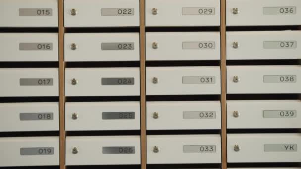 Brevlådor.Stockfootage.Closely bort brevlådor som ligger i ingången med underskrift av lägenhetsnummer. — Stockvideo