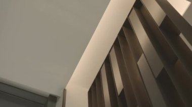 Sıra dışı bir iç mimarinin alt görüntüsü. Stok görüntüleri. Modern lobiye ya da ahşap bir kurulum ile girişe bak.