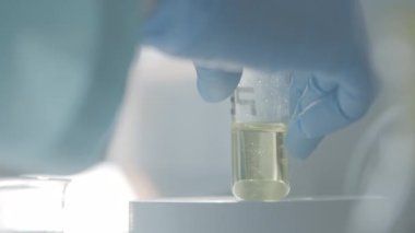 Analiz için laboratuvar test tüpleri. Başla. Laboratuvar mataraları ve deney için sıvı tüpler. Test tüpleri ve sıvılarla laboratuvar çalışmaları