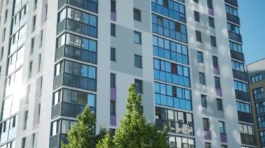 Bir yaz gününde yeni inşa edilmiş yüksek katlı bir bina boyunca uçmak. Stok görüntüleri. Kentleşme kavramı.